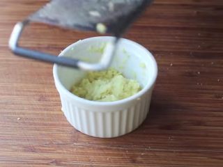 1、快速简单，家常辣味焦糖鸡,新鲜姜磨细、大蒜切碎