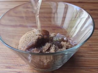 5、快速简单，家常辣味焦糖鸡,倒入1/3杯的米醋，有助于去除鸡肉的腥味