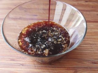 7、快速简单，家常辣味焦糖鸡,加点酱油调味