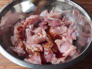 9、快速简单，家常辣味焦糖鸡,酱汁所需的材料全部混匀，然后倒入切好的鸡腿肉中腌制5-10分钟，留一部分等会炒的时候用