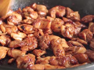 12、快速简单，家常辣味焦糖鸡,炒到鸡肉全属并出现焦糖色