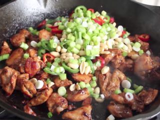 13、快速简单，家常辣味焦糖鸡,小火转中火，加入辣椒、葱、花生炒匀