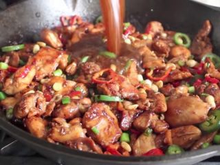 14、快速简单，家常辣味焦糖鸡,倒入剩下到酱汁收汁