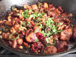 15、快速简单，家常辣味焦糖鸡,关火后加入香菜拌匀