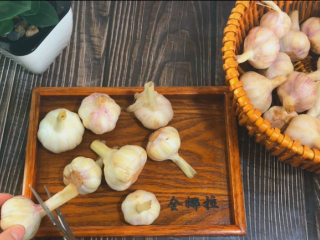 1、糖醋蒜,蒜洗净，晾干水分，剪去头