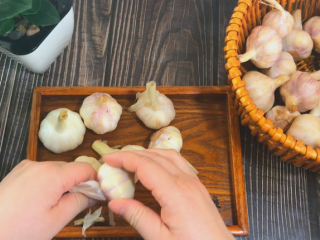 2、糖醋蒜,再剥皮，一层就好
