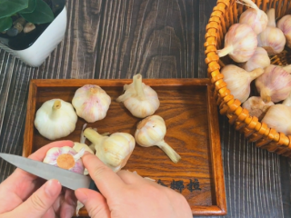 3、糖醋蒜,再把根部的地方用刀削去一点，