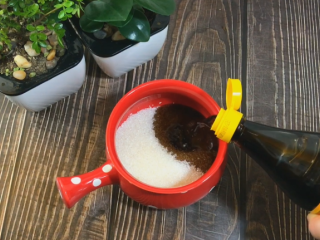 5、糖醋蒜,倒入香醋一瓶