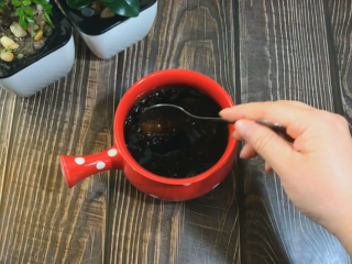 6、糖醋蒜,时不时的搅拌一下，让它融化，用小火加热融化也可以的。