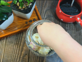 7、糖醋蒜,把清理好的蒜头放入密封罐