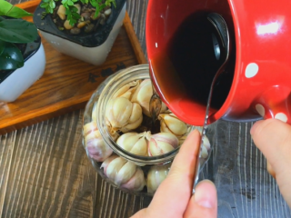 8、糖醋蒜,把融化的糖醋倒进去，如果不够就再到点香醋，能淹没蒜头就好