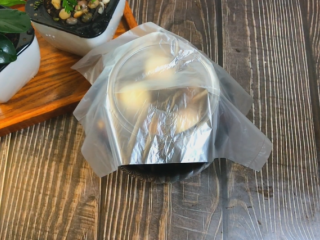 9、糖醋蒜,盖上一层保鲜袋