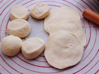 13、大葱猪肉发面包,摁扁后用擀面杖擀成圆形薄面皮。