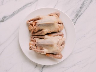 1、港式脆皮鸡,1. 选山地田间喂养的芦花鸡，喂养时间6-8个月，重不超过1.5斤的，太大的肉太老，关笼子里喂养的肥肉太多，任何菜，选好的食材是关键。内脏去除的时候不要把鸡腹剪开。