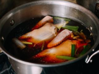 2、港式脆皮鸡,2. 烧开一锅水，放入生姜片，葱，酱油，料酒，盐，再把洗净的鸡放入一起煮开。