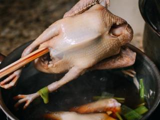 3、港式脆皮鸡,3. 煮开5分钟捞起。
