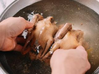 4、港式脆皮鸡,4. 洗净油沫