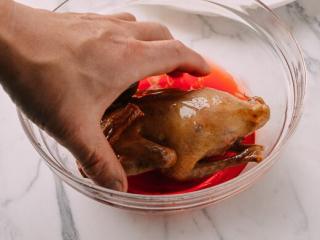 7、港式脆皮鸡,7. 把煮过洗净的鸡身里里外外都涂抹均匀蜂蜜红糖水。