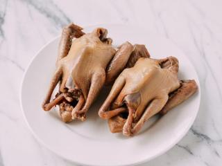 8、港式脆皮鸡,8. 涂抹好后放至40-60分钟，让糖水充分的被鸡肉吸收。