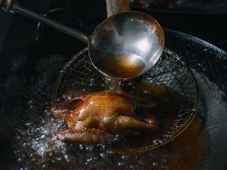 9、港式脆皮鸡,9. 热油炸，小火，油温不要太高。