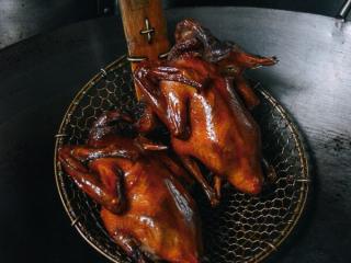 11、港式脆皮鸡,11. 两只都炸好了