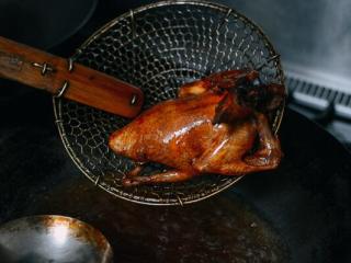 10、港式脆皮鸡,10. 炸5分钟左右即可起锅