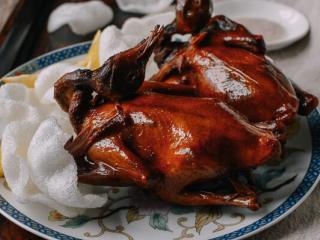 12、港式脆皮鸡,12. 起锅装盘，脆皮鸡非常有卖相。