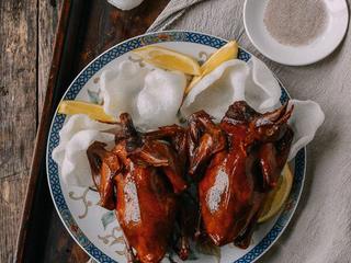 13、港式脆皮鸡,13. 切上一个柠檬摆盘