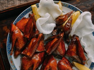 14、港式脆皮鸡,14. 用剪刀剪开，不要用刀切，刀切的不好看。