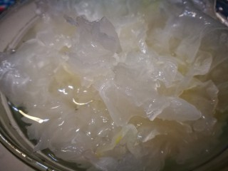 7、马蹄糖水,银耳泡发好待用