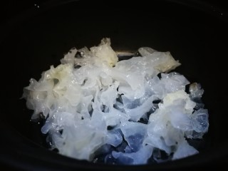 9、马蹄糖水,银耳倒入锅中