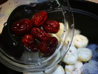 11、马蹄糖水,倒入红枣