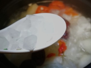 16、马蹄糖水,加入冰糖 再煮制二十分钟即可