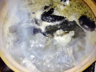 1、山药红枣乌鸡汤,乌鸡处理干净切块焯水