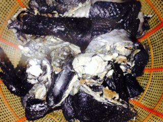 2、山药红枣乌鸡汤,捞出将血沫冲洗干净