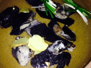 3、山药红枣乌鸡汤,放入砂锅，加入姜片和葱结，倒入足量的清水大火煮开倒入一汤勺料酒转中小火焖煮45分钟