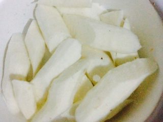 4、山药红枣乌鸡汤,期间将山药去皮切块泡水备用