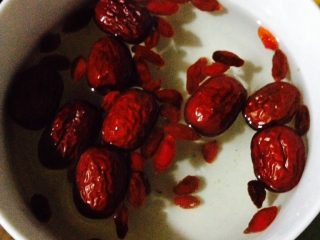 5、山药红枣乌鸡汤,红枣枸杞温水泡着备用