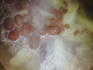 6、山药红枣乌鸡汤,45分钟后将山药红枣枸杞一起加进去继续焖煮15分钟