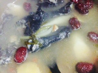 7、山药红枣乌鸡汤,15分钟后开盖撒点盐和鸡粉即可享用