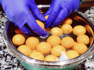 2、止咳清肺-杭白菊金枣果凝,用清水清洁