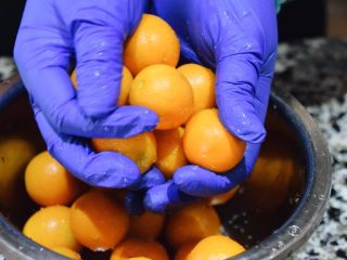 5、止咳清肺-杭白菊金枣果凝,防止果子上有蜡,用食盐摩擦清洁果皮