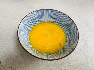 2、芦笋紫菜汤,鸡蛋打入碗中搅散