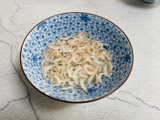 3、芦笋紫菜汤,虾皮清洗一下沥干水份