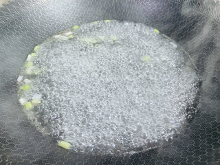 9、芦笋紫菜汤,加入清水大火烧开