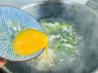 12、芦笋紫菜汤,倒入鸡蛋液