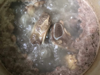 4、清炖牛肋骨,大火烧开，煮几分钟