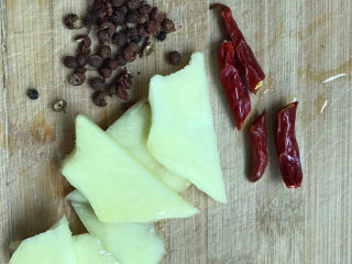 7、清炖牛肋骨,生姜切片、干红辣椒、花椒粒准备好。