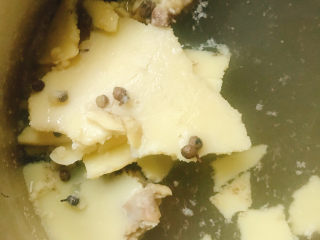 9、清炖牛肋骨,将汤放凉，牛油会凝固。用勺将凝固的牛油捞出来。