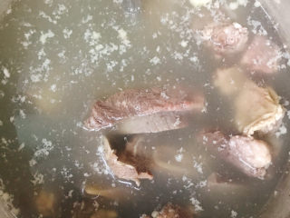 10、清炖牛肋骨,根据自己的口味放盐，重新烧开后食用。